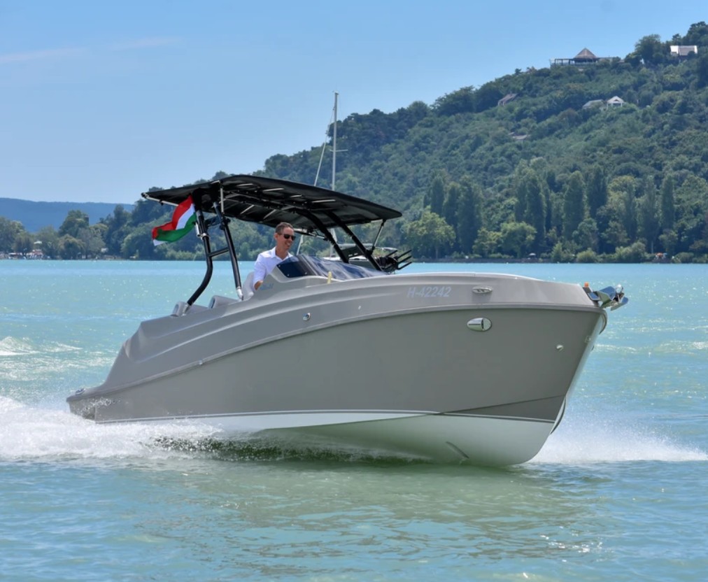 Ungersk elbåt med olika skrov anpassat för cruise eller&nbsp;speed